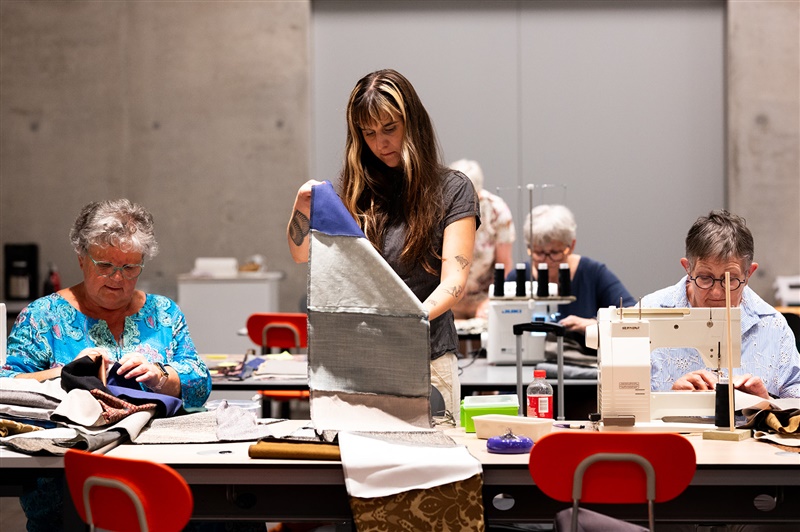Sfeerbeeld naaisters participatief kunstwerk Dear Time
