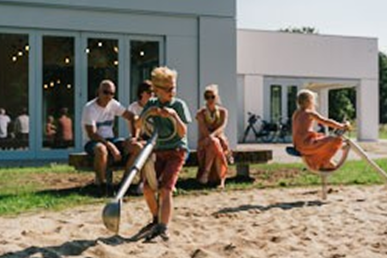 Kinderen in speeltuin