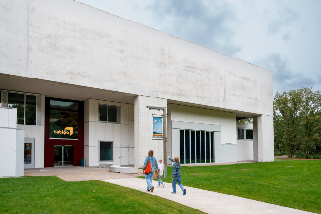 Het gebouw van Tabloo met een aantal bezoekers op de voorgrond