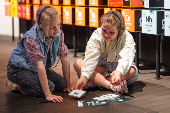 Janne en Mien met doe-boekje in Expoo